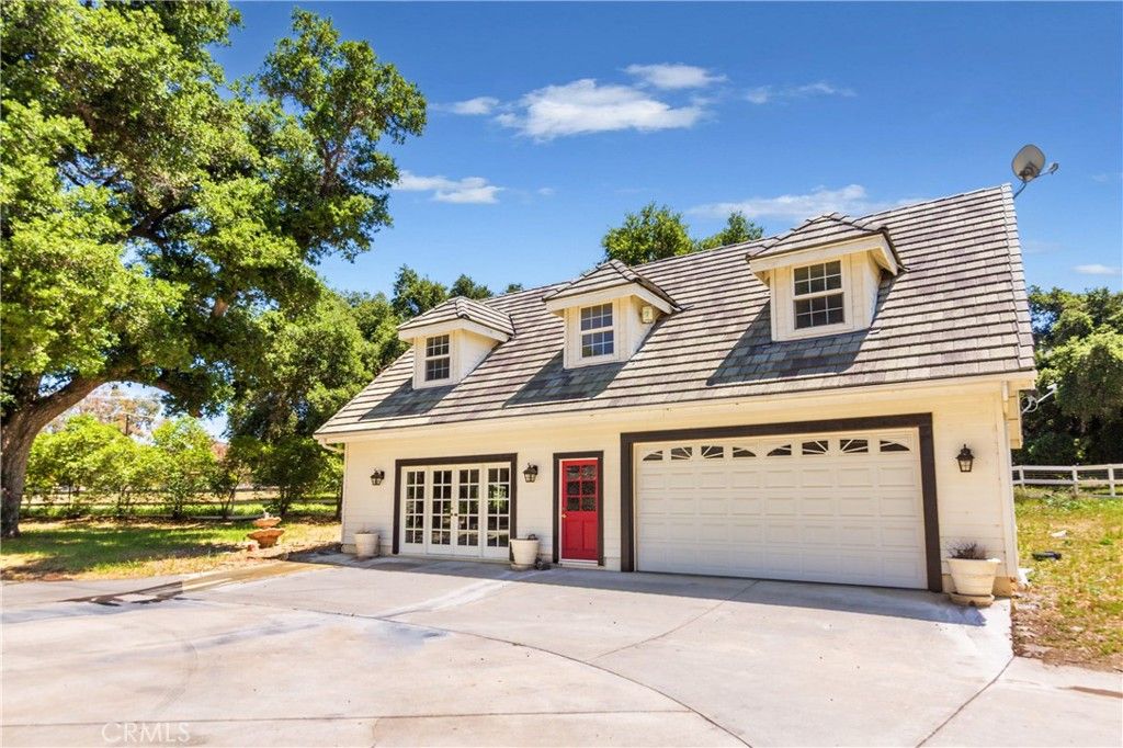 Attached, Exterior, Facade, Cape Cod