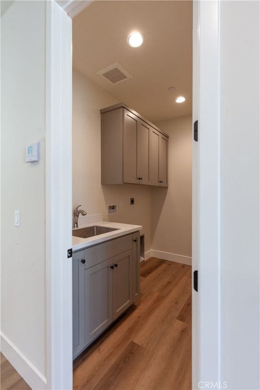 Interior, Recessed Lighting, Washer, Wood Texture Flooring