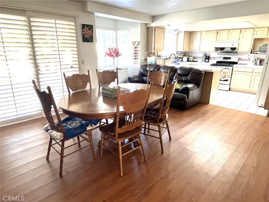 Dining room, Interior, Kitchen, Living room, Stainless Steel Appliances, Wood Texture Flooring