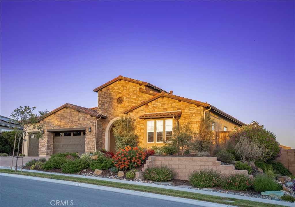 Attached, Exterior, Facade, Mediterranean