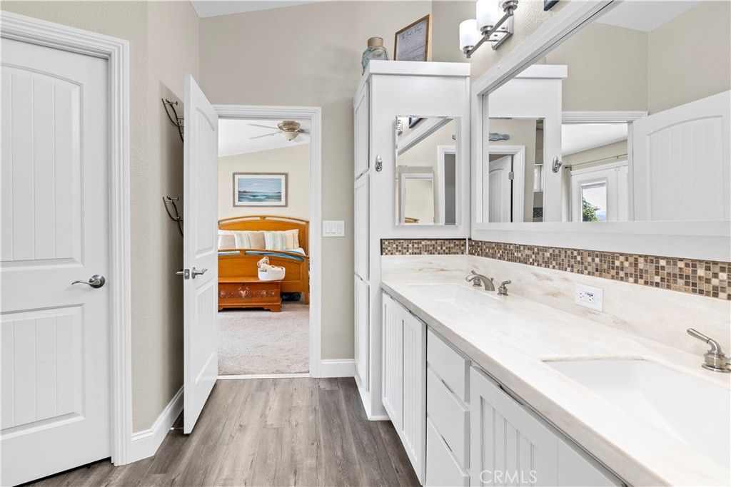 Bathroom, Dual Sink Vanities, Interior, Wood Texture Flooring