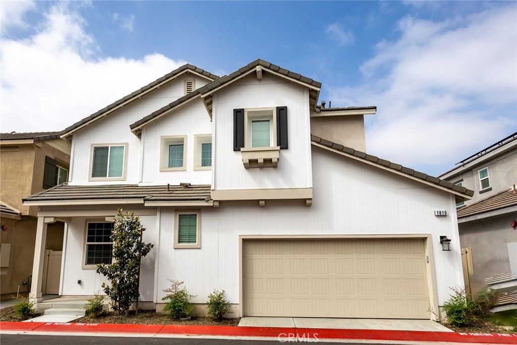 Attached, Exterior, Facade, Mediterranean