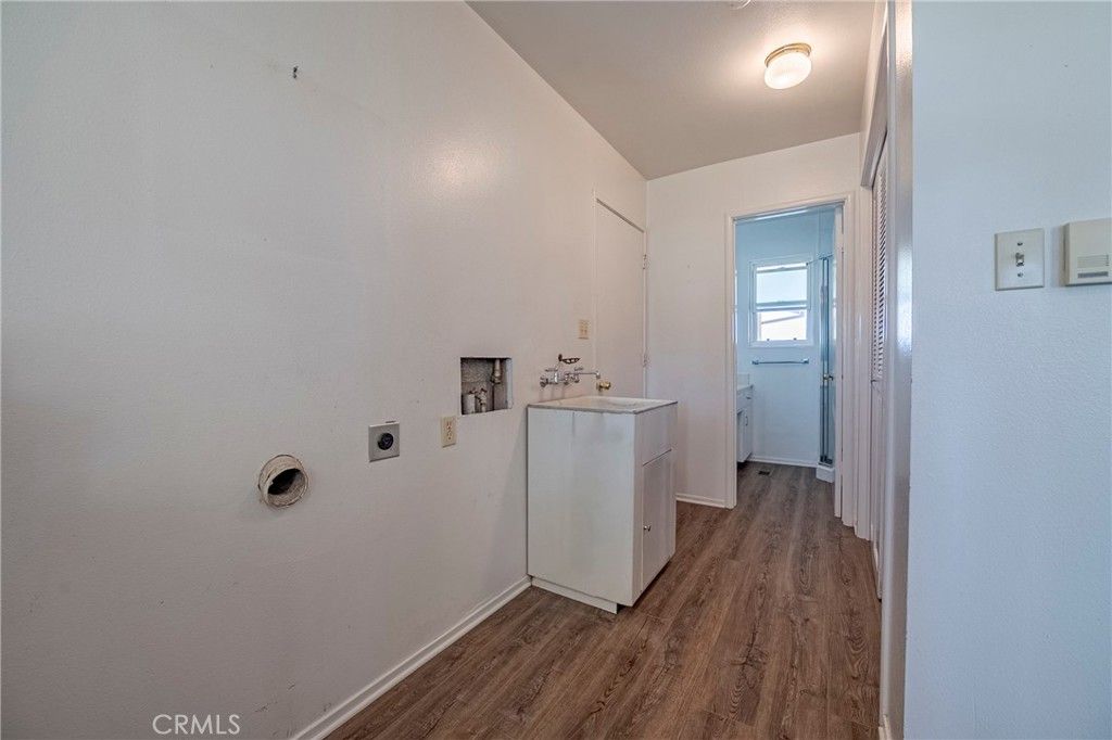 Interior, Washer, Wood Texture Flooring