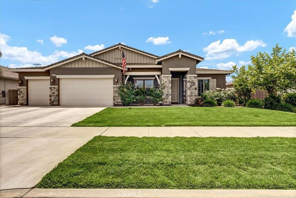 Attached, Exterior, Facade, American Craftsman