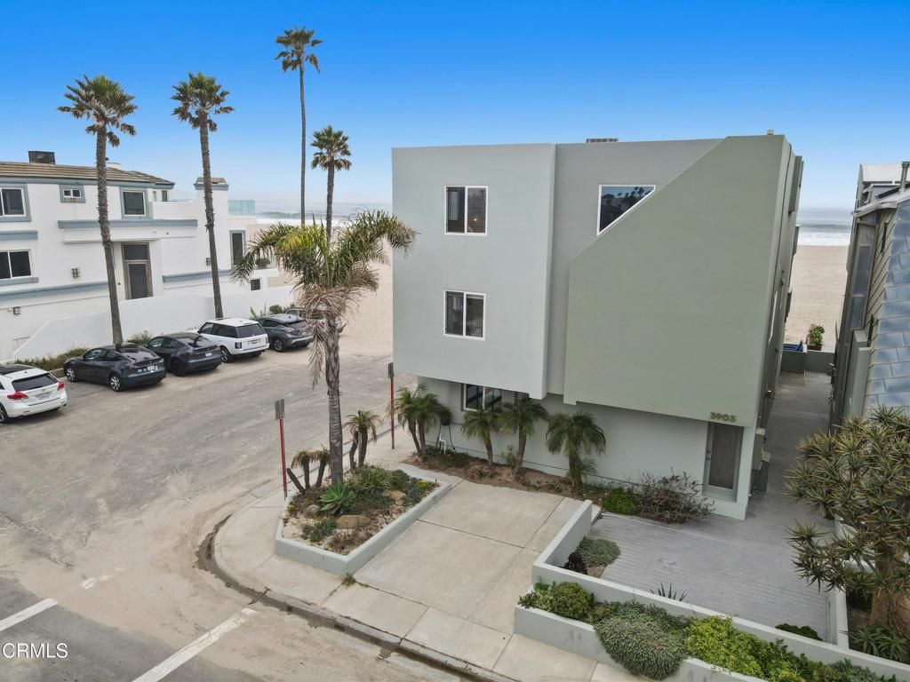 Exterior, Facade, Modern