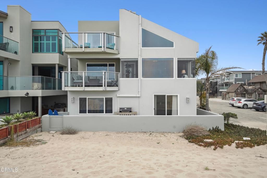 Exterior, Facade, Modern