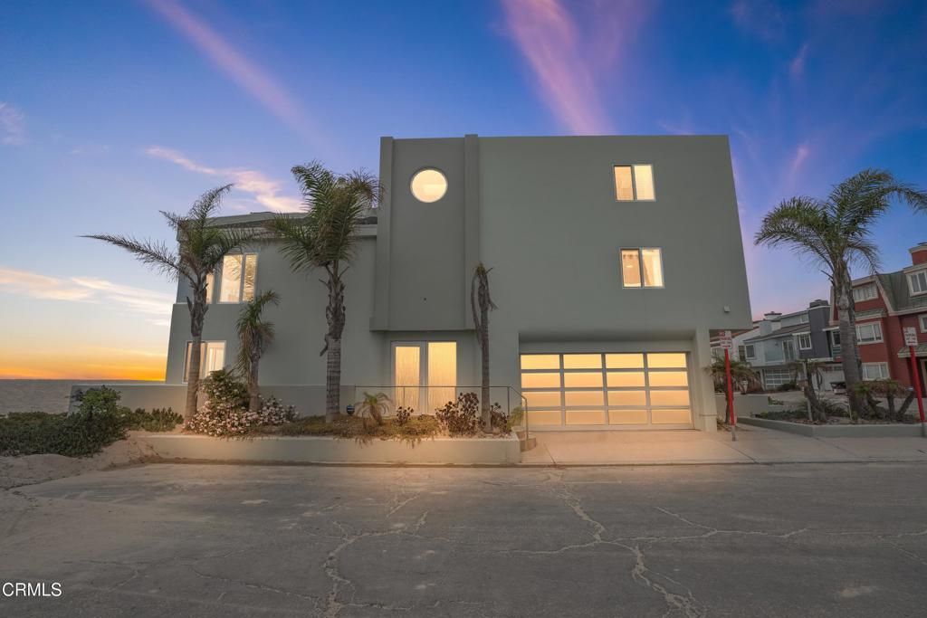 Attached, Exterior, Facade, Modern