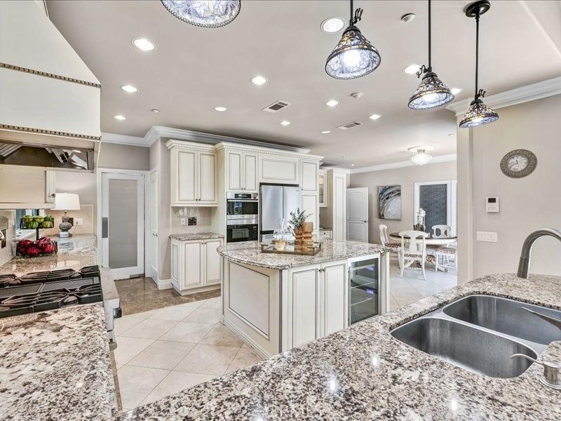 Dining room, Interior, Kitchen, Pendant Lights, Recessed Lighting, Stainless Steel Appliances
