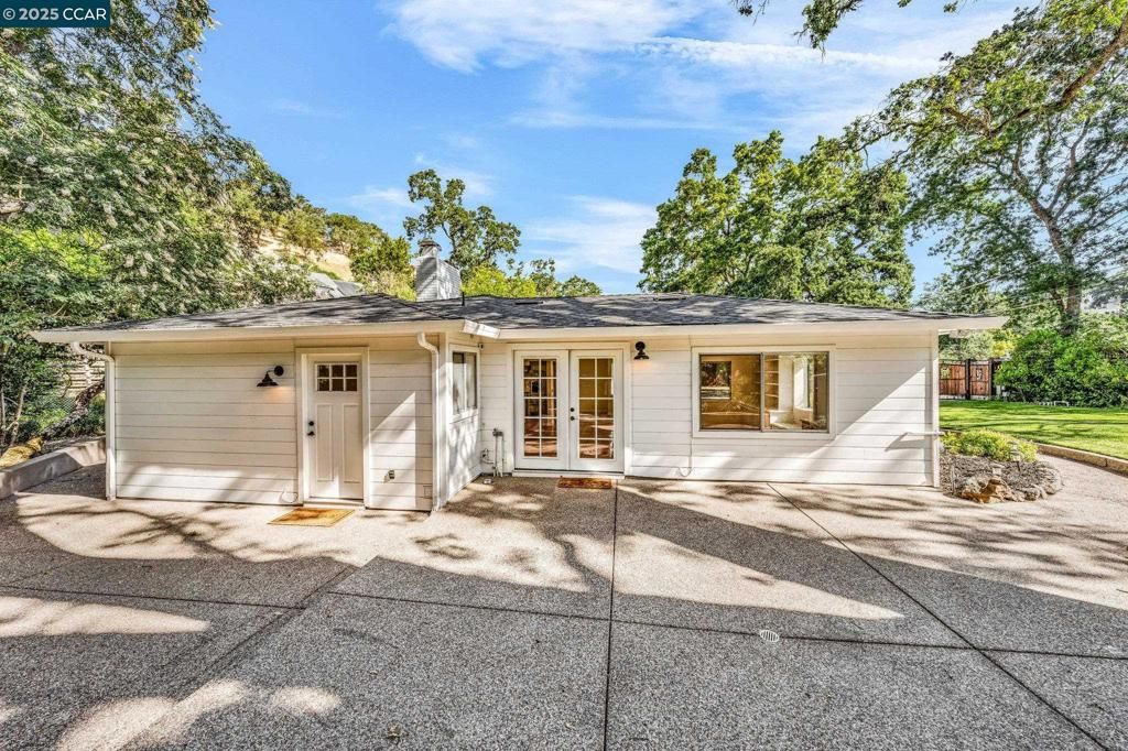 Exterior, Facade, Ranch