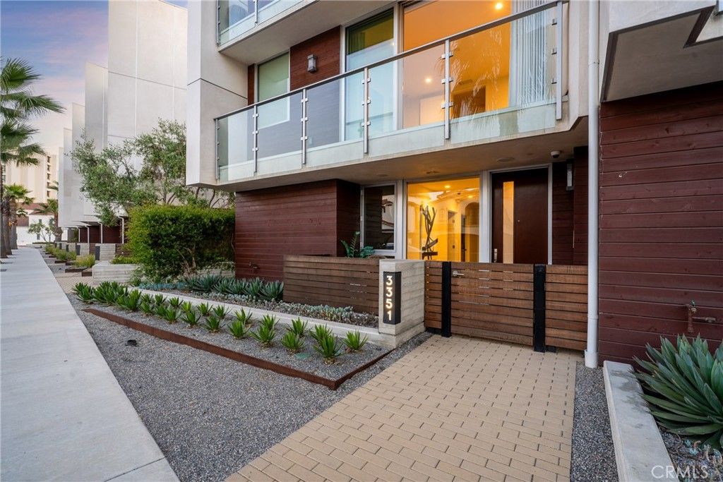 Exterior, Facade, Modern