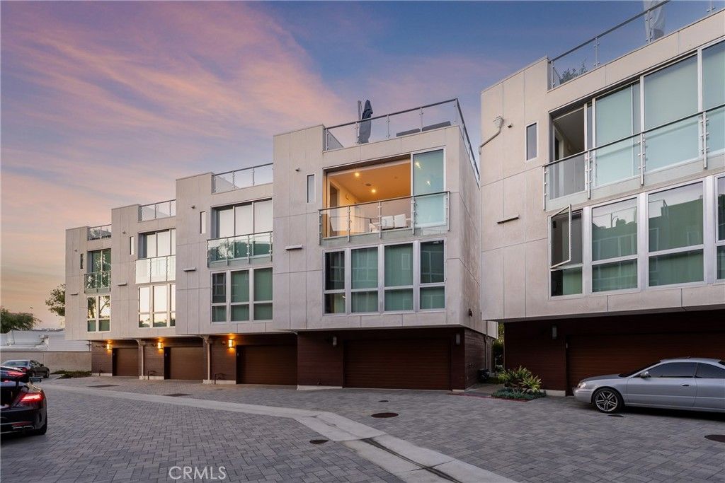 Exterior, Facade, Modern