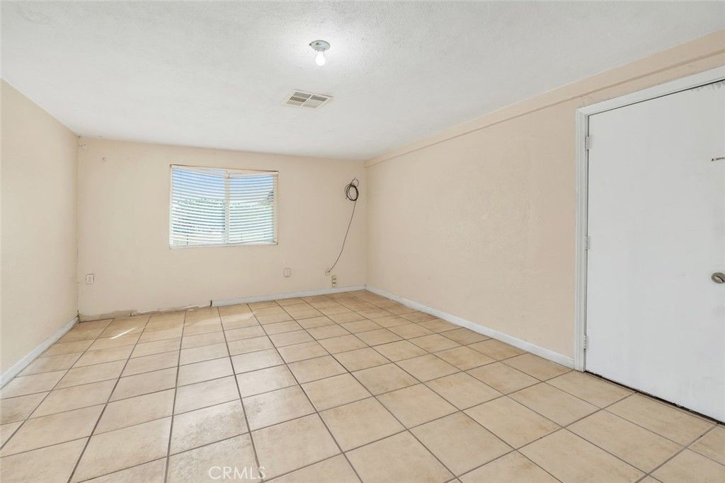Empty room, Interior