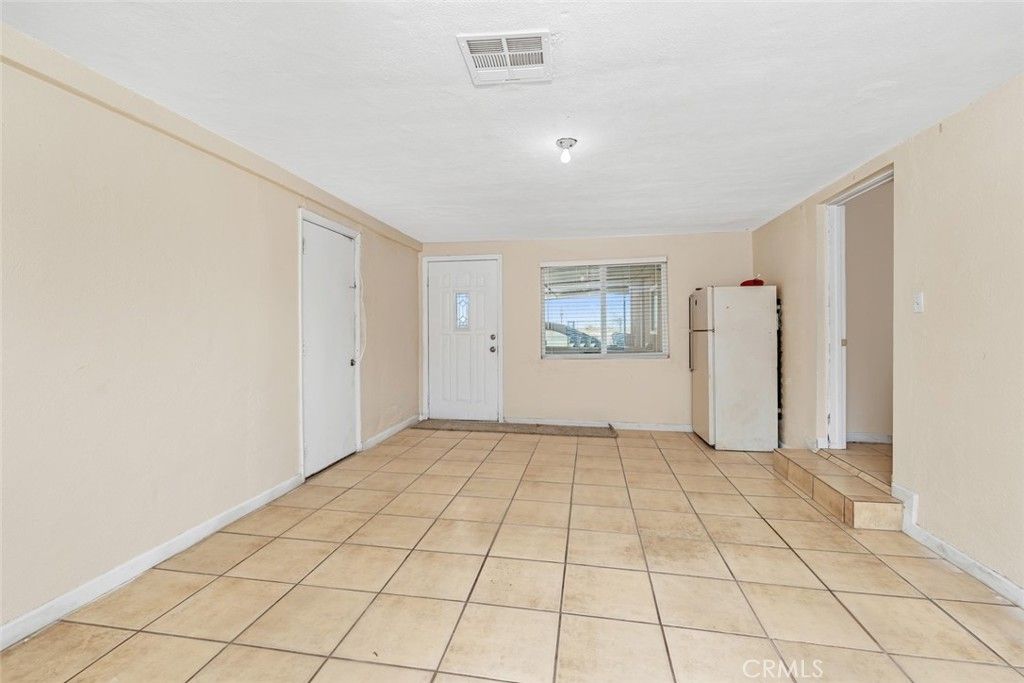 Empty room, Interior