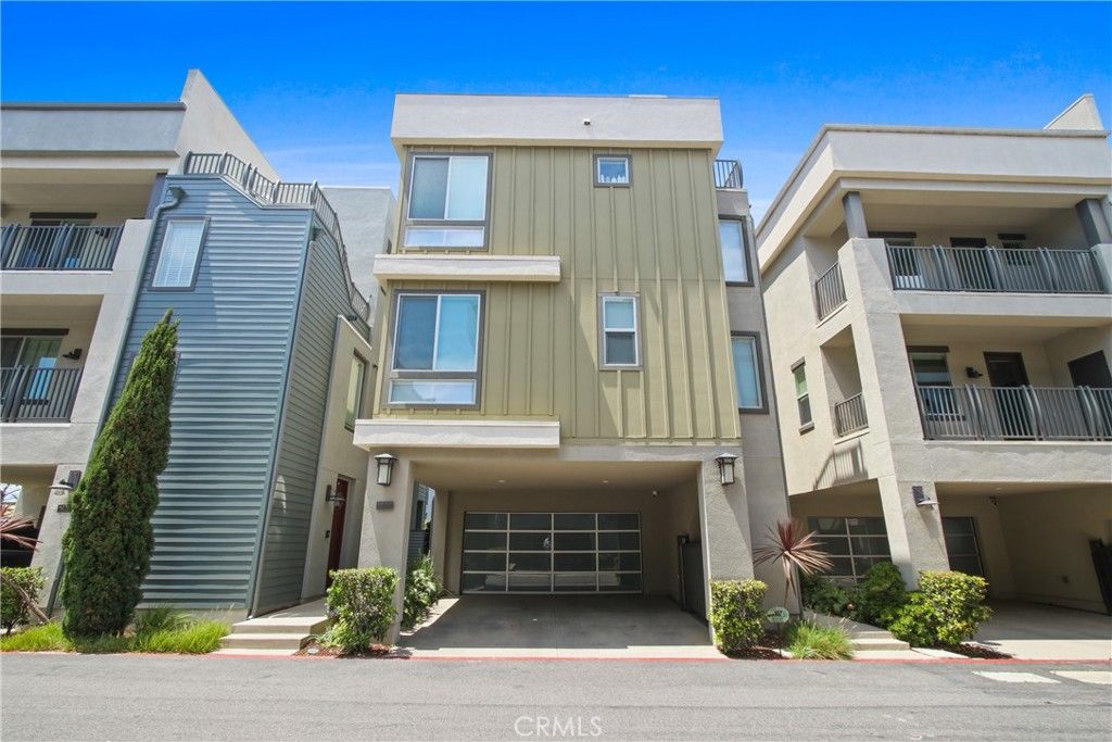 Attached, Exterior, Facade, Rowhouse