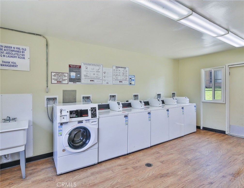 Interior, Washer, Wood Texture Flooring