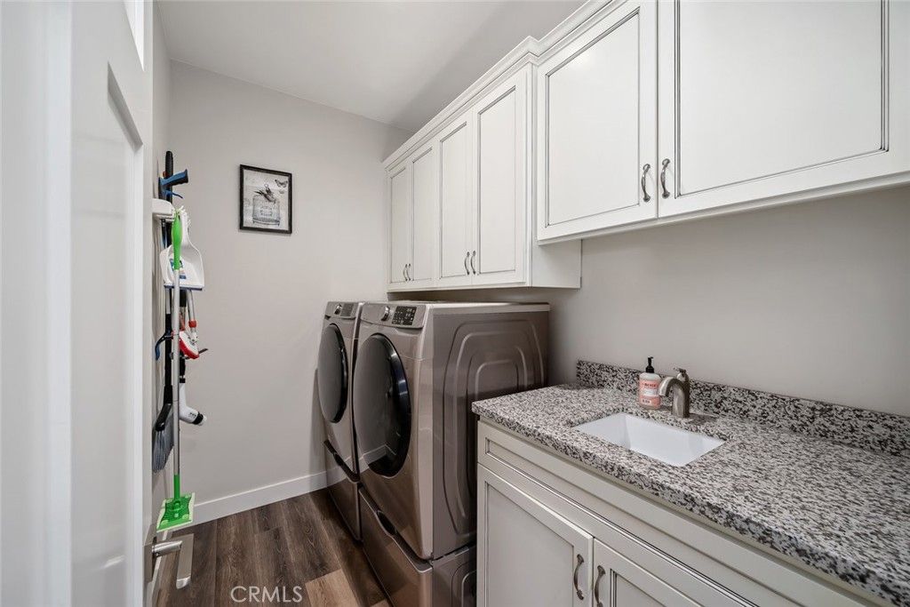 Interior, Washer, Wood Texture Flooring