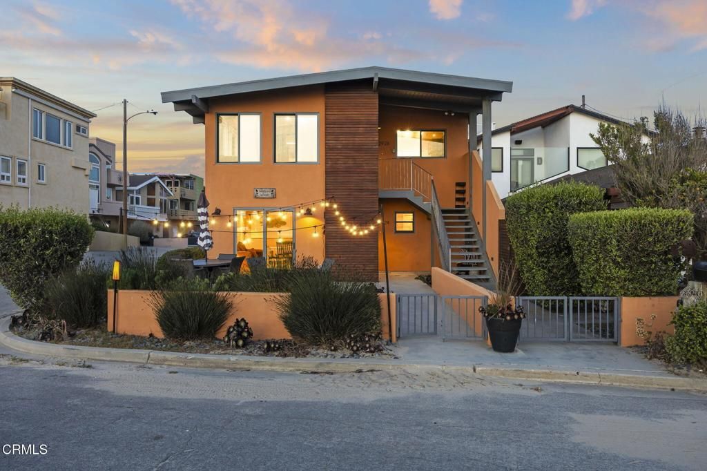 Exterior, Facade, Modern