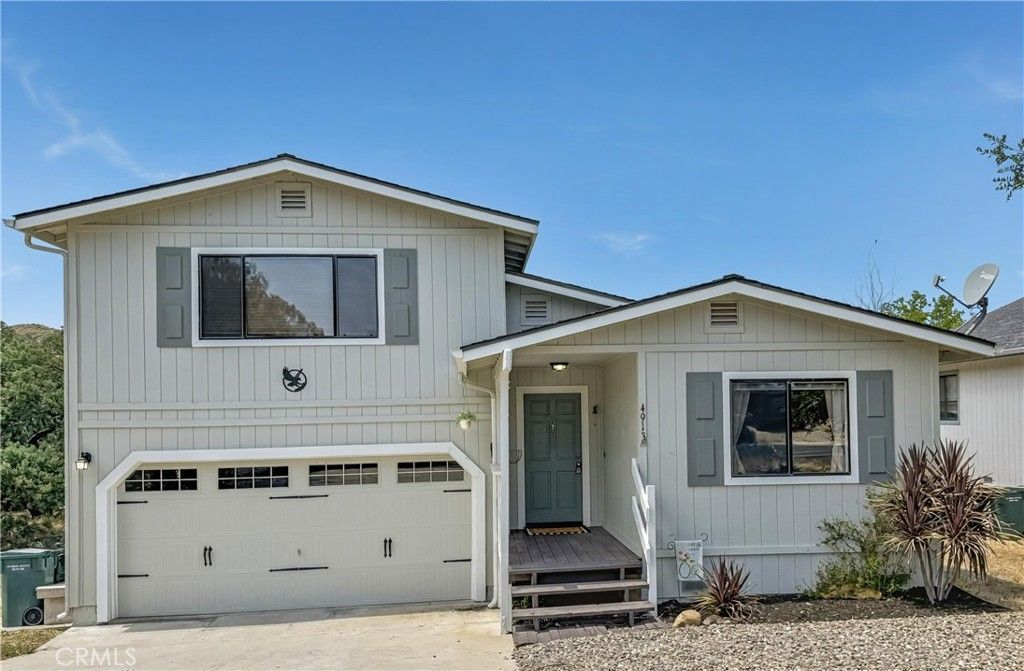 Attached, Exterior, Facade, Split Level