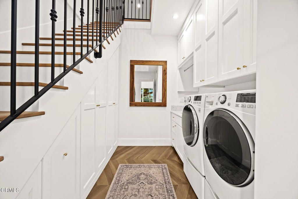 Interior, Recessed Lighting, Washer, Wood Texture Flooring