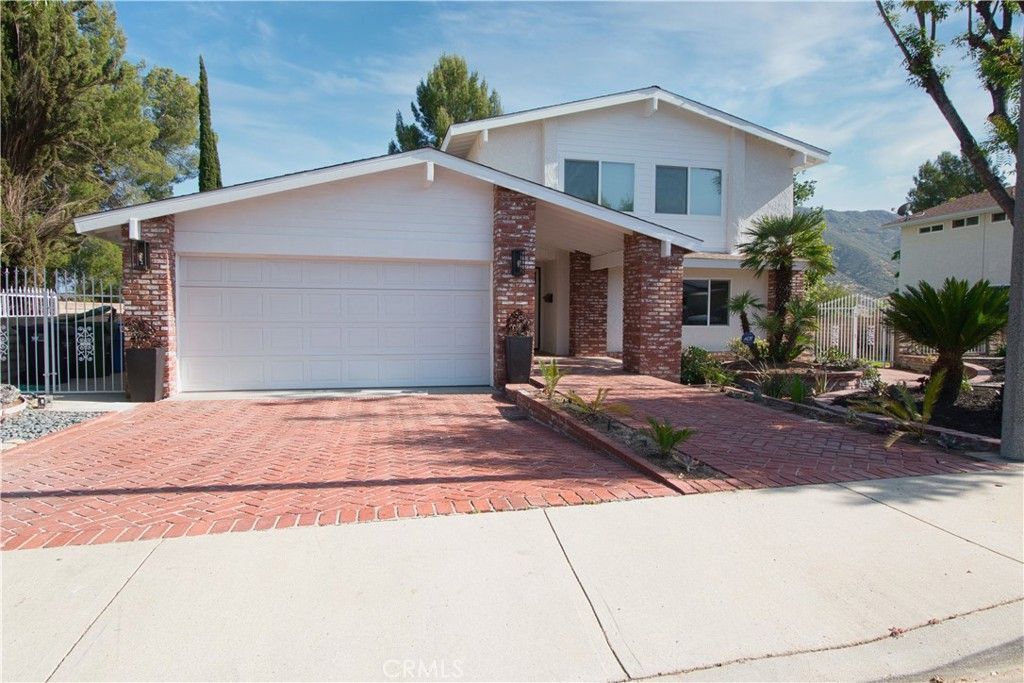 Attached, Exterior, Facade, Brick Facade, American Craftsman