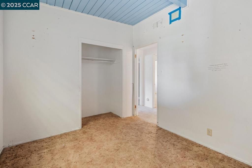 Empty room, Interior