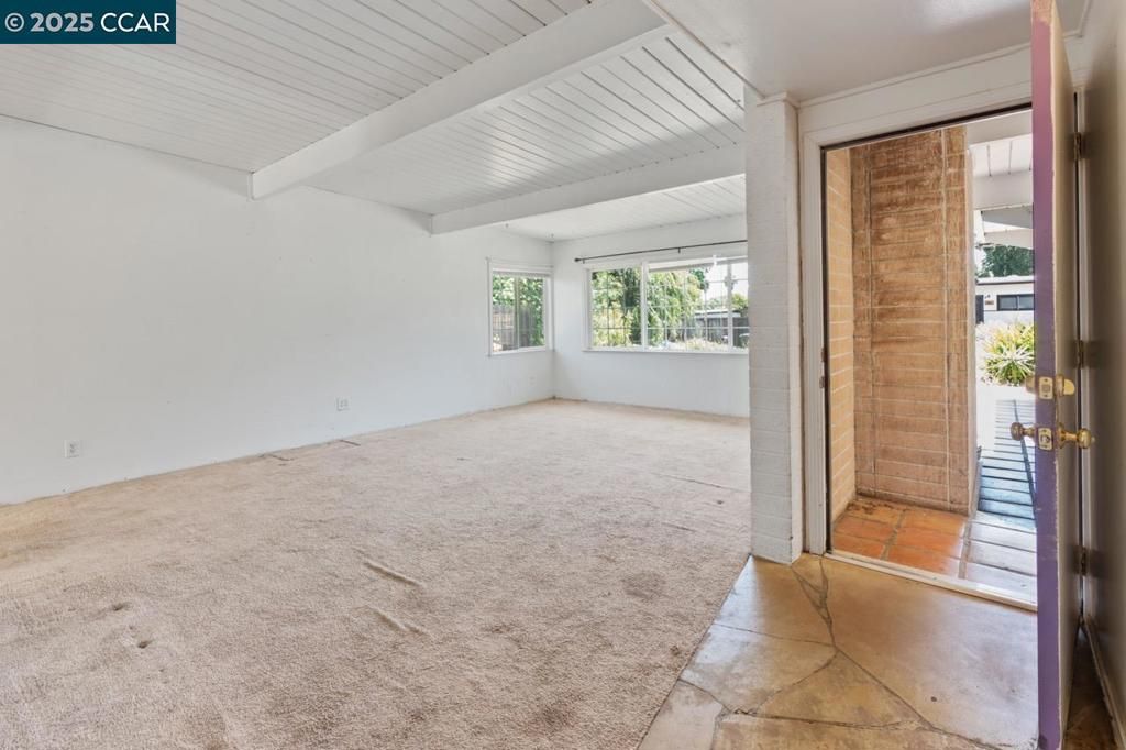 Empty room, Interior