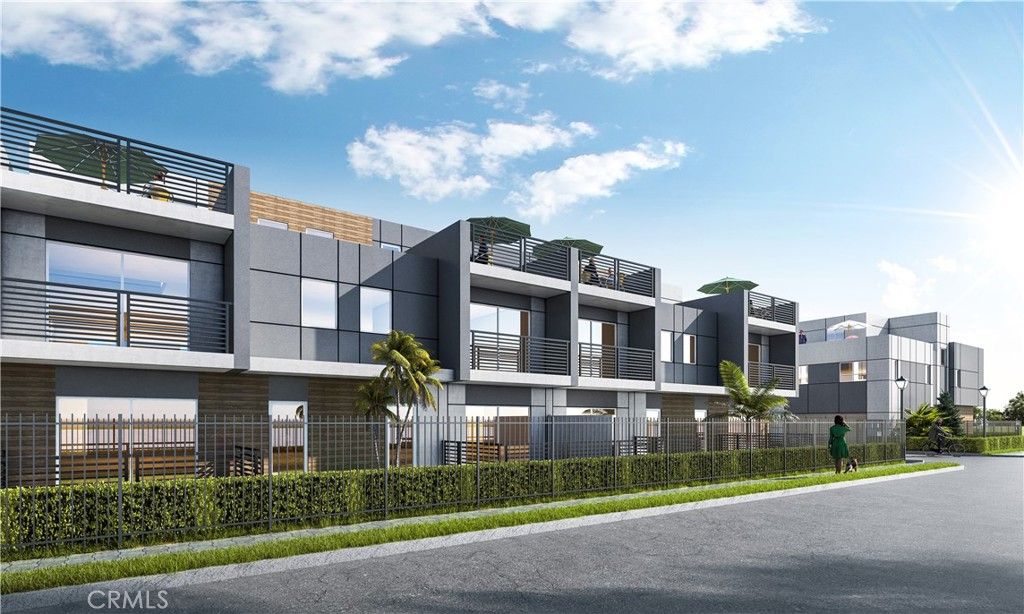 Exterior, Facade, Modern