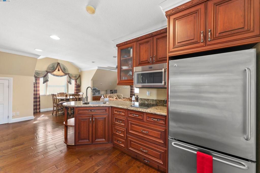 Dining room, Interior, Kitchen, Recessed Lighting, Stainless Steel Appliances, Wood Texture Flooring