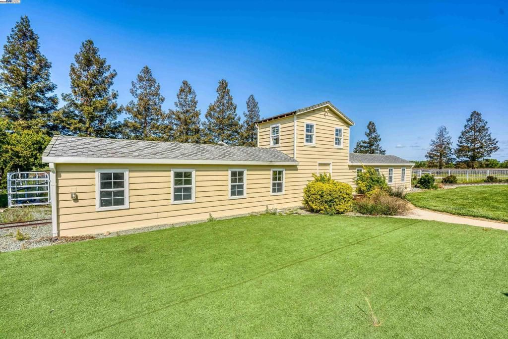 Backyard, Exterior, Facade, Cape Cod