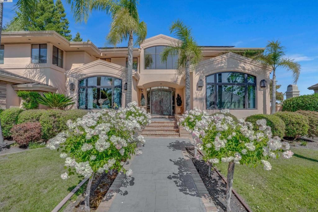Exterior, Facade, Mediterranean