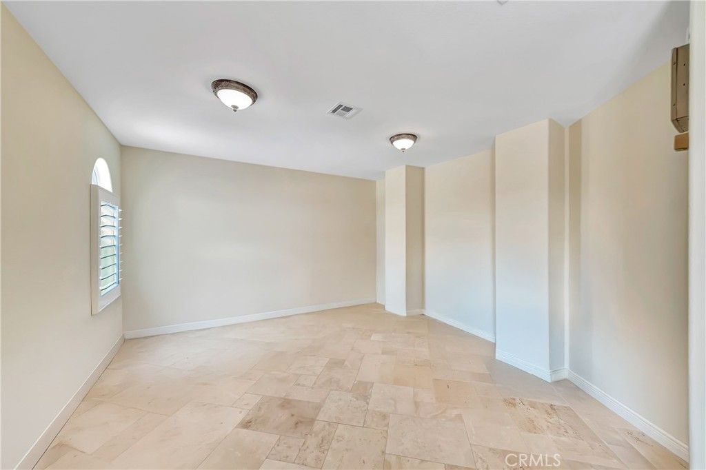Empty room, Interior