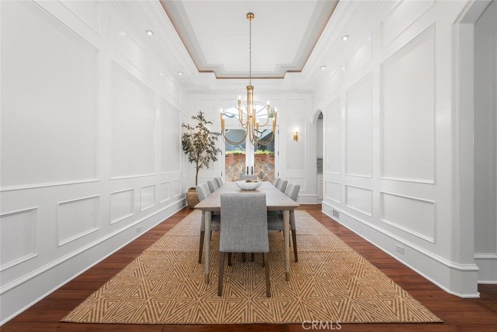 Chandelier, Dining room, Interior, Recessed Lighting, Wood Texture Flooring