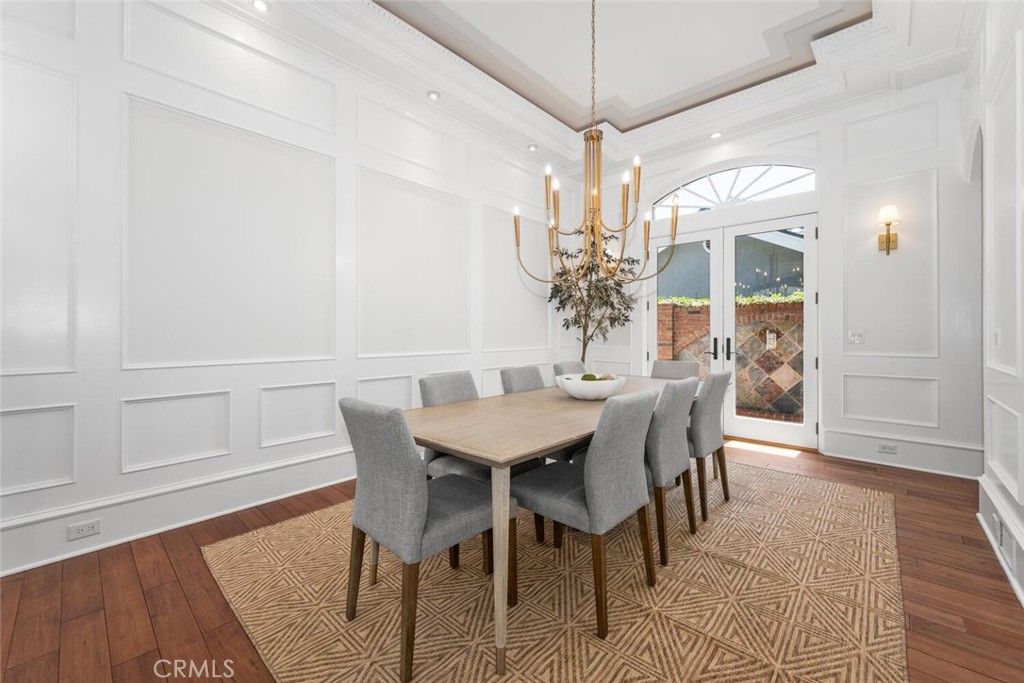 Chandelier, Dining room, Interior, Recessed Lighting, Wood Texture Flooring