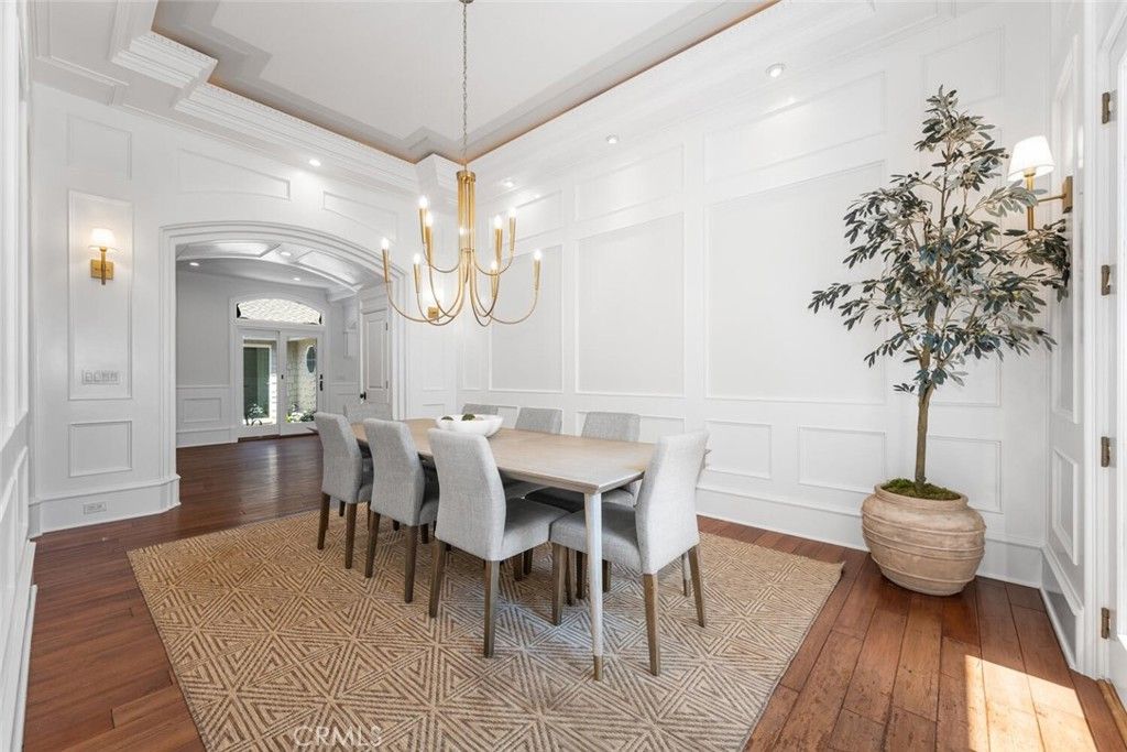 Chandelier, Dining room, Interior, Recessed Lighting, Wood Texture Flooring