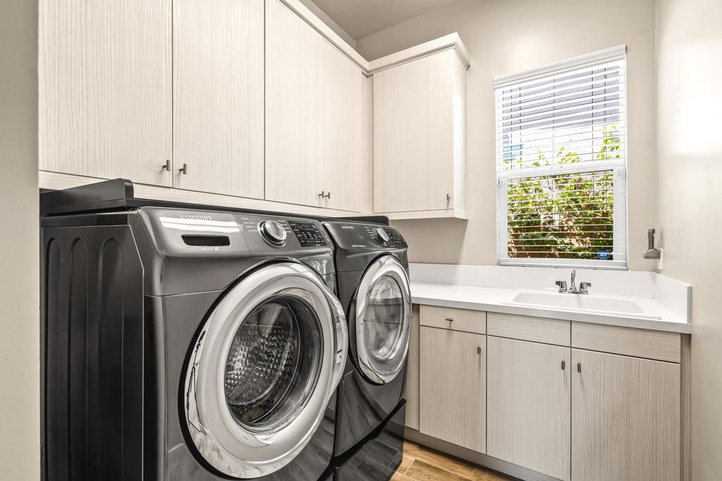Interior, Washer, Wood Texture Flooring