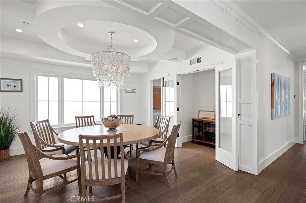 Chandelier, Dining room, Interior, Recessed Lighting, Wood Texture Flooring