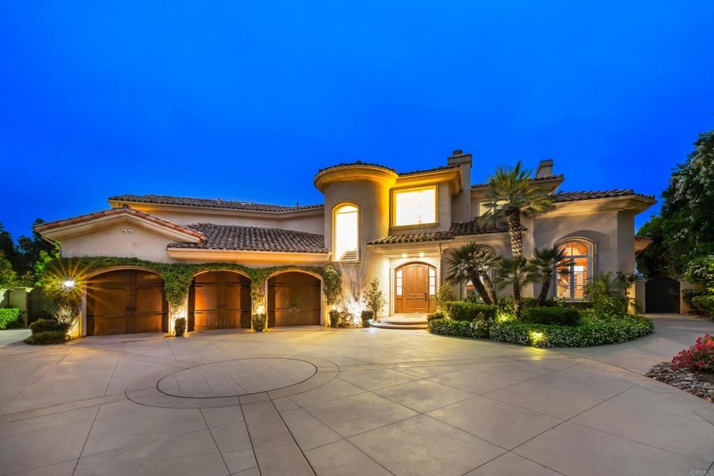 Attached, Exterior, Facade, Mediterranean