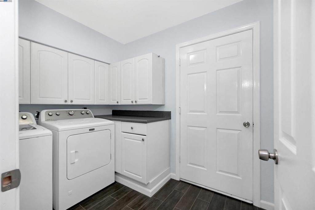 Interior, Washer, Wood Texture Flooring