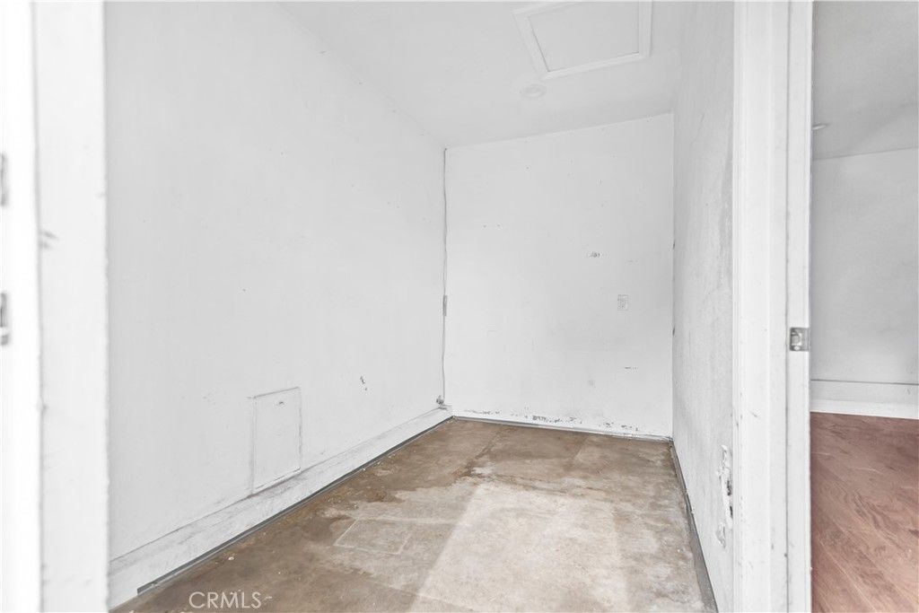 Empty room, Interior