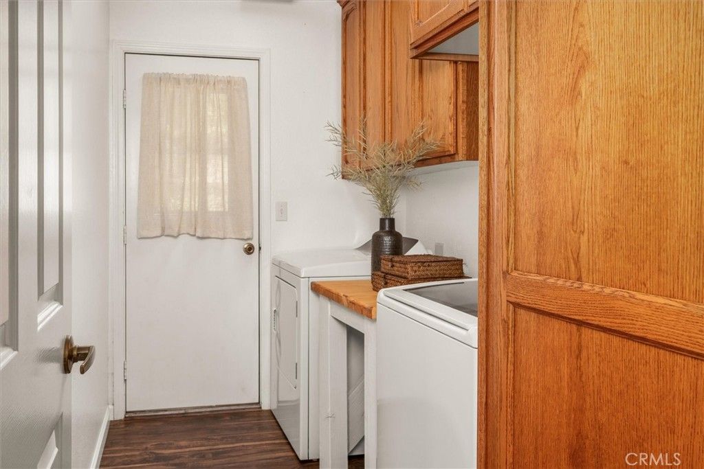 Interior, Washer, Wood Texture Flooring