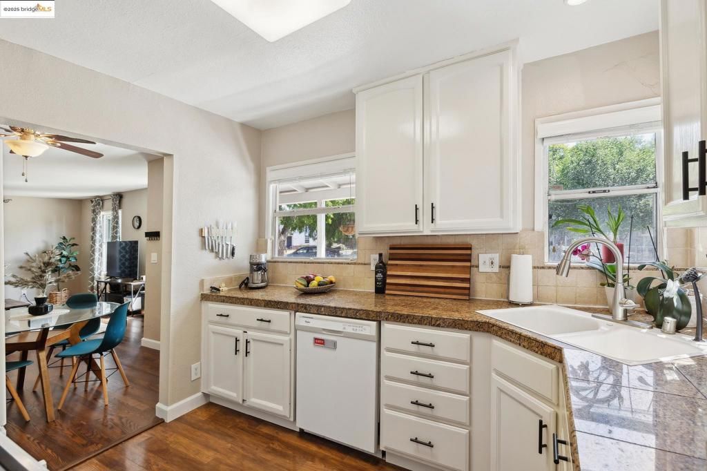 Dining room, Interior, Kitchen, Recessed Lighting, Wood Texture Flooring