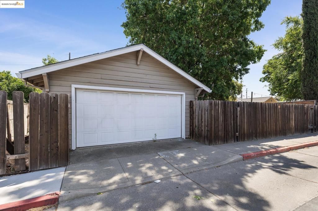 Detached Garage, Exterior