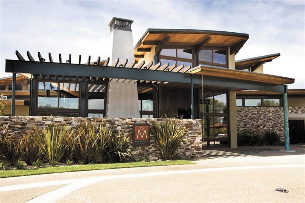 Exterior, Facade, Modern