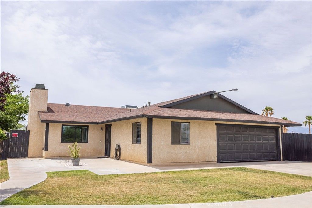 Attached, Exterior, Facade, Ranch