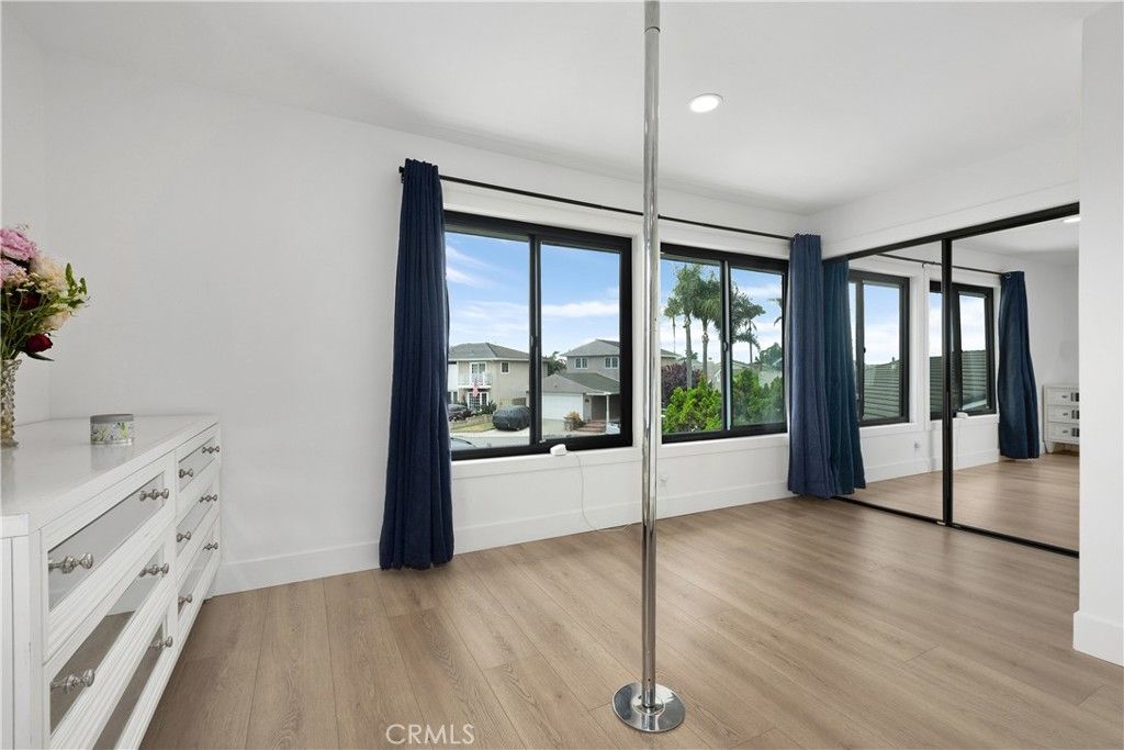 Empty room, Interior, Recessed Lighting, Water, Wood Texture Flooring