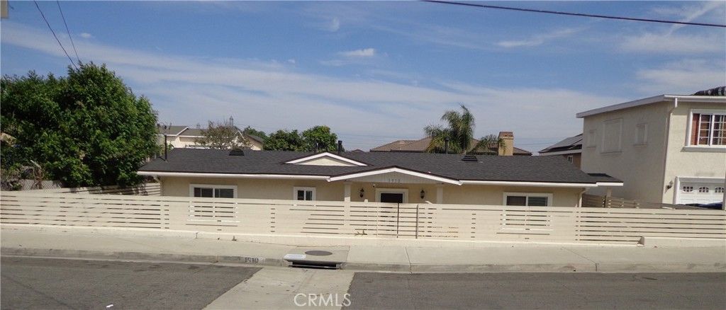 Exterior, Facade, Ranch