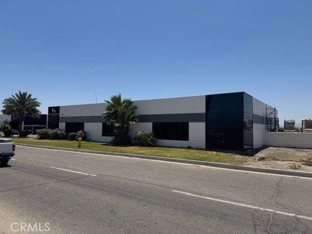 Exterior, Facade, Modern