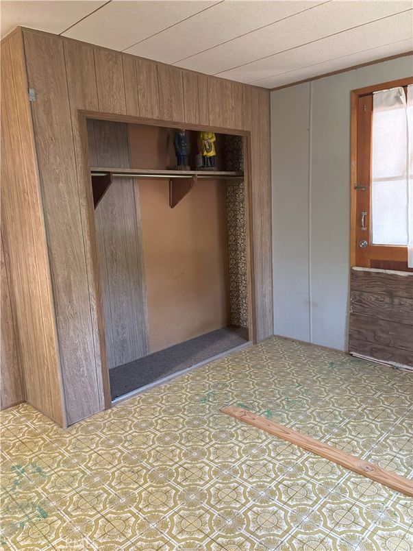 Empty room, Interior