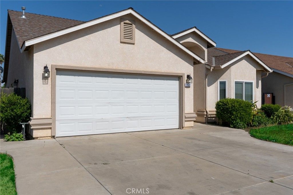 Attached, Exterior, Facade, American Craftsman