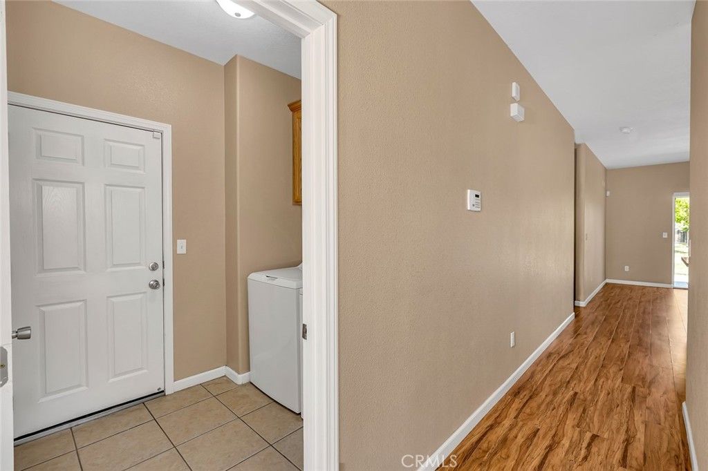 Interior, Washer, Wood Texture Flooring